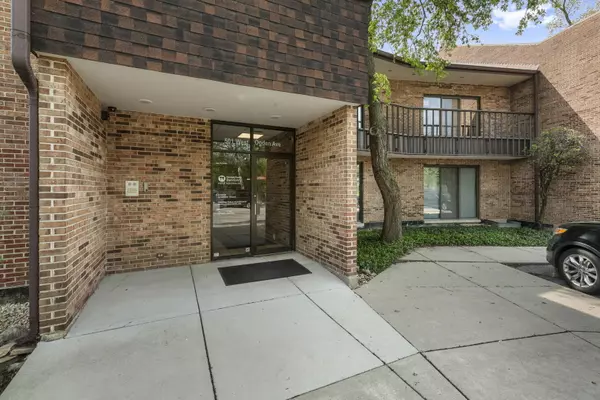 Hinsdale, IL 60521,501 W Ogden AVE W #7