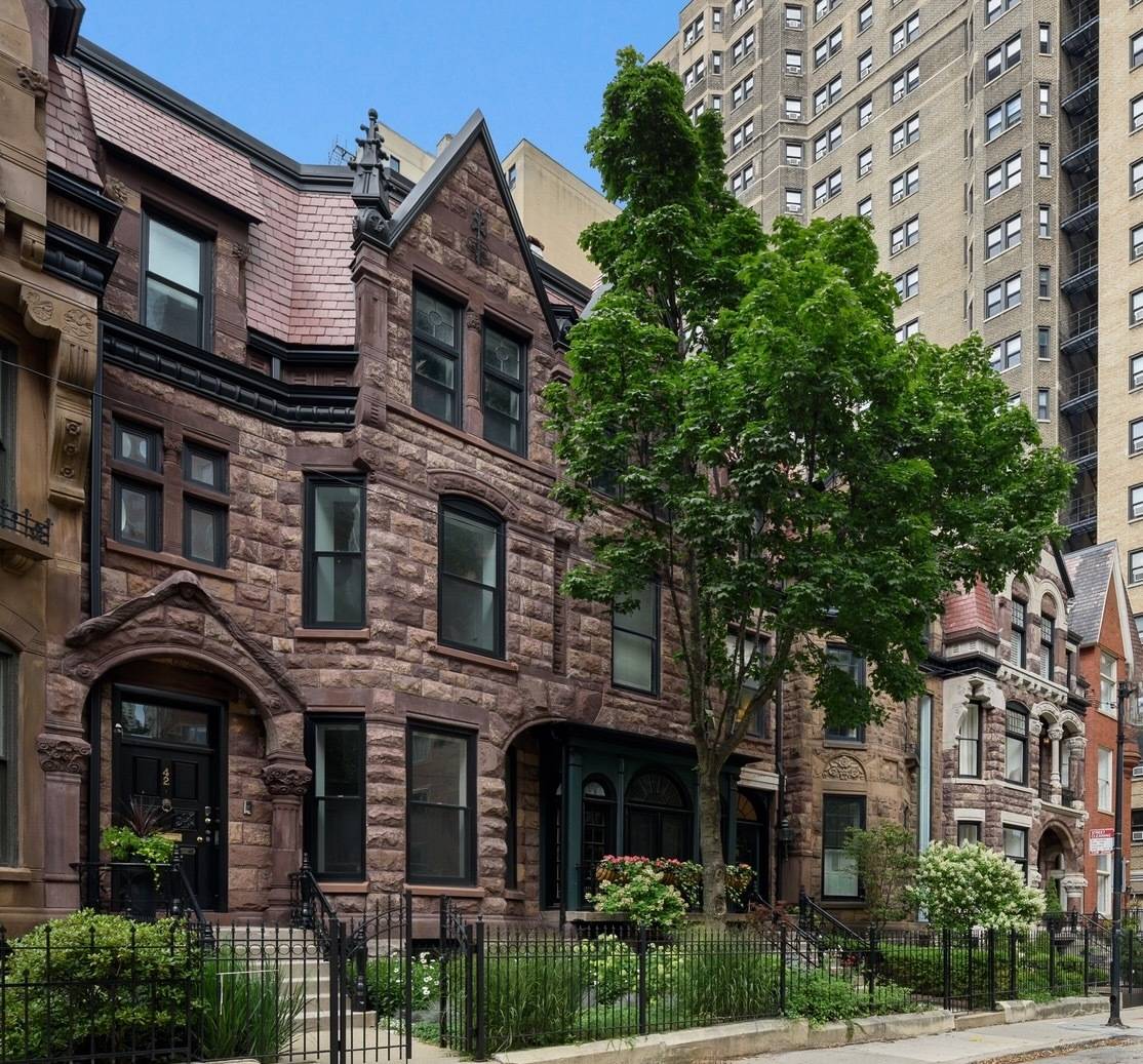 42 E Schiller ST, Chicago, IL 60610
