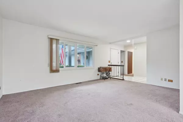 Rolling Meadows, IL 60008,101 Heather CT