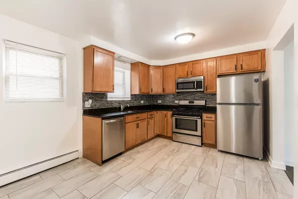 Chicago, IL 60626,1709 W Estes AVE #1S