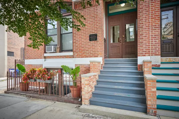 Chicago, IL 60614,213 W Wisconsin ST