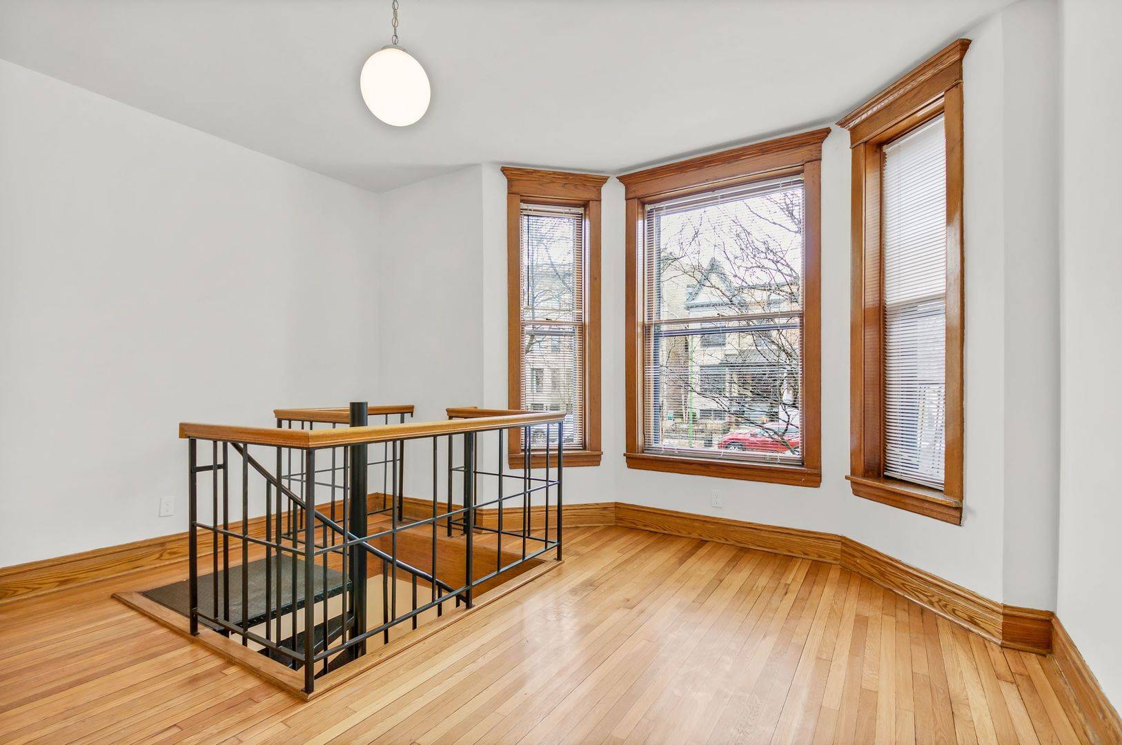 Chicago, IL 60613,1415 W Belle Plaine AVE #1