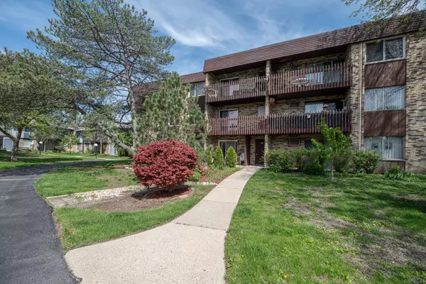Prospect Heights, IL 60070,922 E Old Willow RD #204