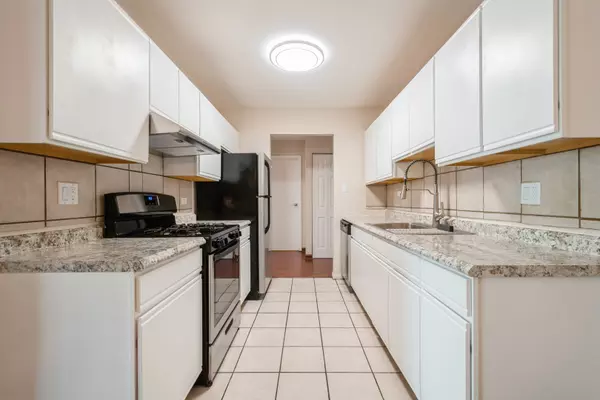 Des Plaines, IL 60016,8894 N Knight AVE #412