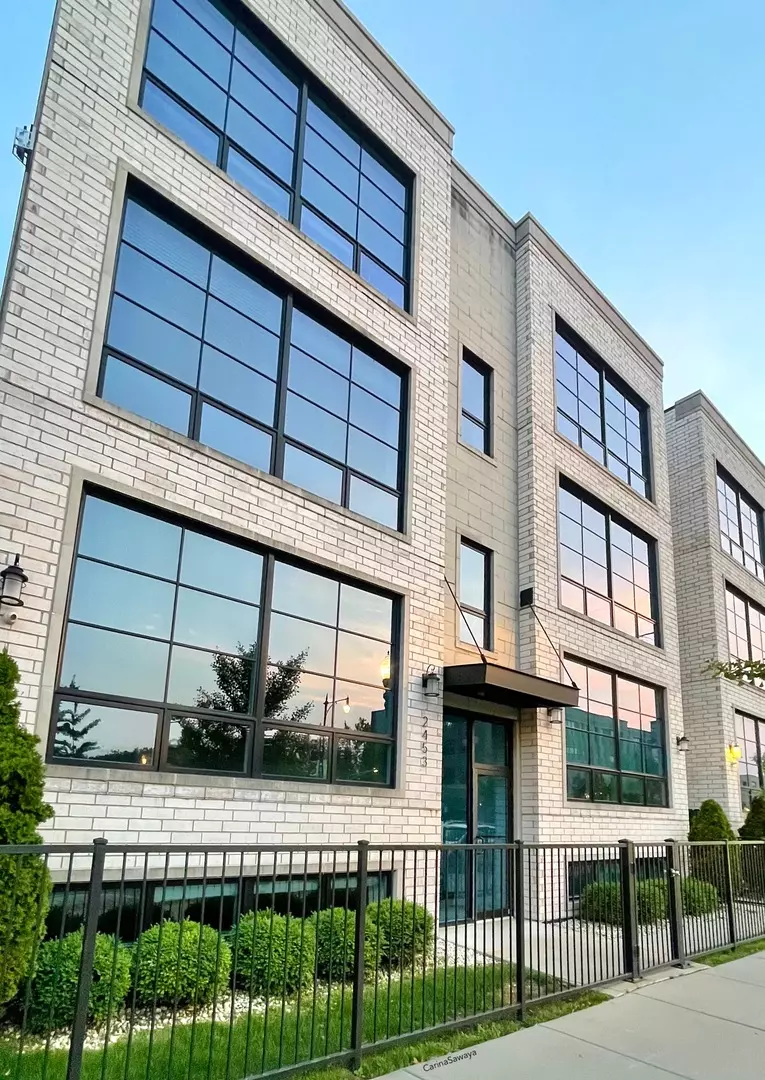 Chicago, IL 60618,2453 W Irving Park RD #1E
