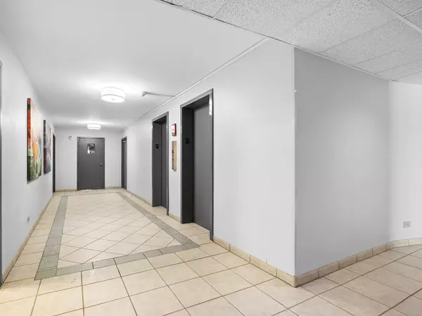 Arlington Heights, IL 60005,1415 E Central RD #421C