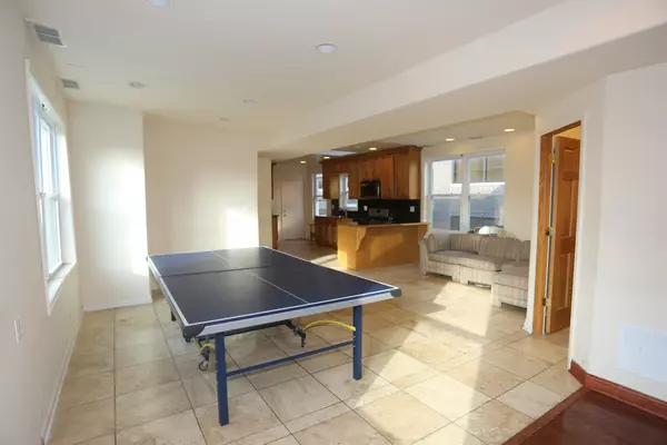 Chicago, IL 60614,2458 N Clybourn AVE #2F