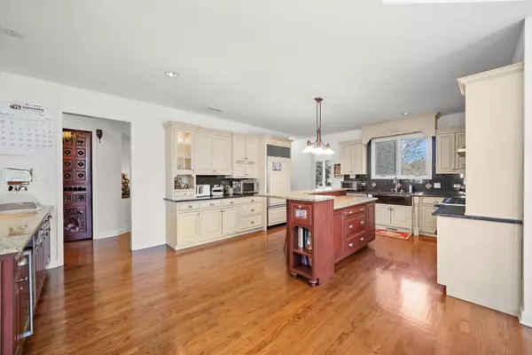 Burr Ridge, IL 60527,9127 W FALLING WATERS DR