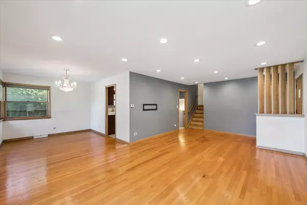 Park Ridge, IL 60068,1009 S Washington AVE