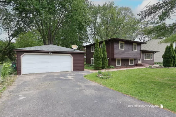 2810 Brentwood LN, Mchenry, IL 60050