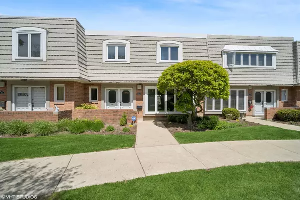 1475 Calais CIR, Highland Park, IL 60035