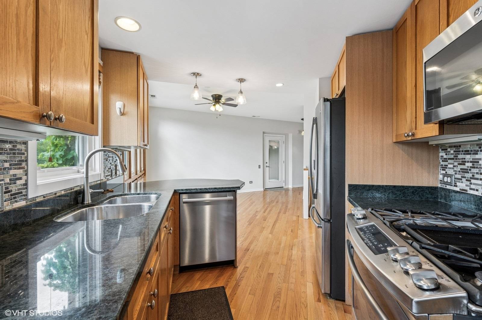 Evanston, IL 60201,1889 Maple AVE #W10