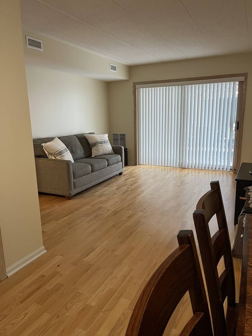 Chicago, IL 60630,5407 N Milwaukee AVE #2B