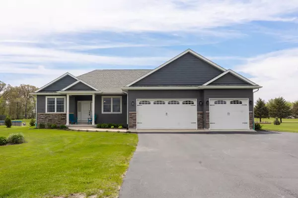 10499 E Shagbark LN, Rochelle, IL 61068