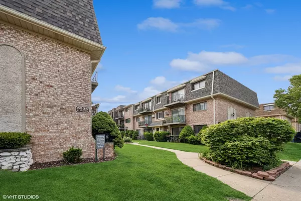 5327 N Delphia AVE #327, Chicago, IL 60656