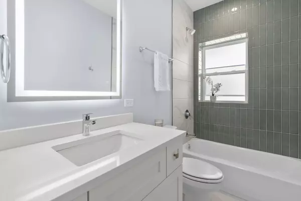 Chicago, IL 60640,847 W Ainslie ST #1W