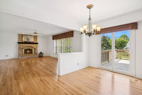 Crystal Lake, IL 60012,689 Saddle Ridge