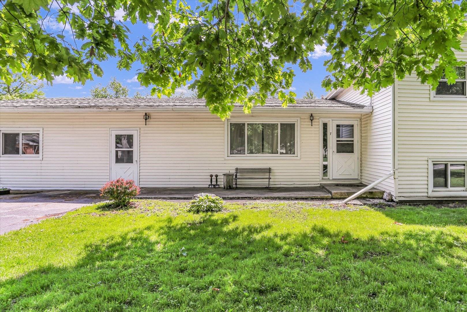 Villa Grove, IL 61956,7 Birch LN