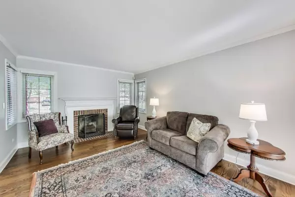Wheaton, IL 60189,2041 Chatham DR