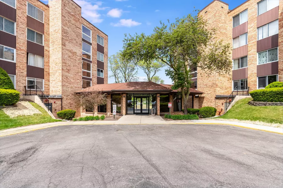 502 W Huntington Commons RD #136, Mount Prospect, IL 60056