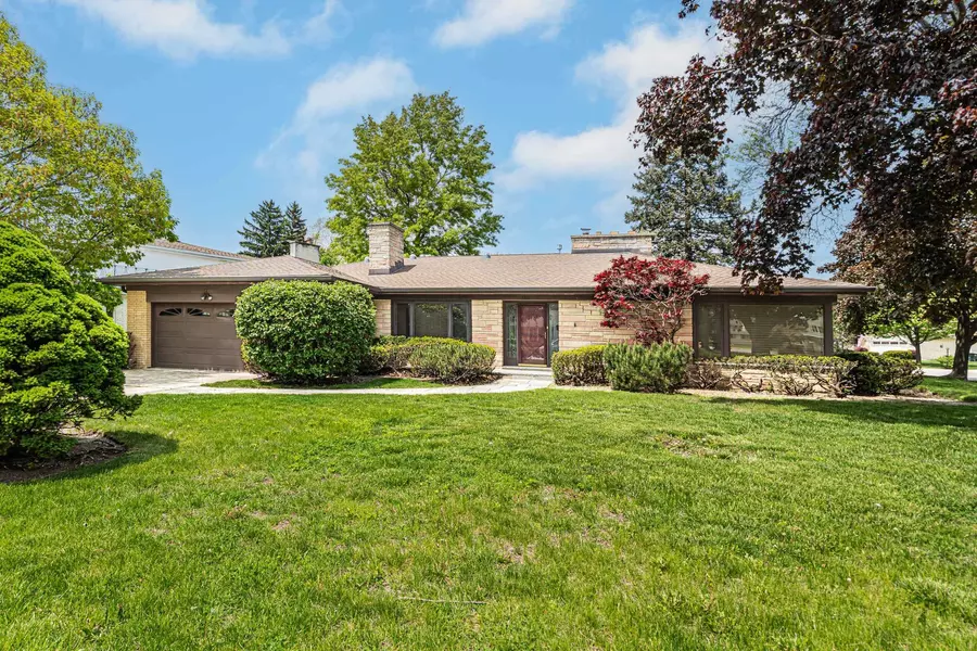 6801 N Lexington LN, Niles, IL 60714