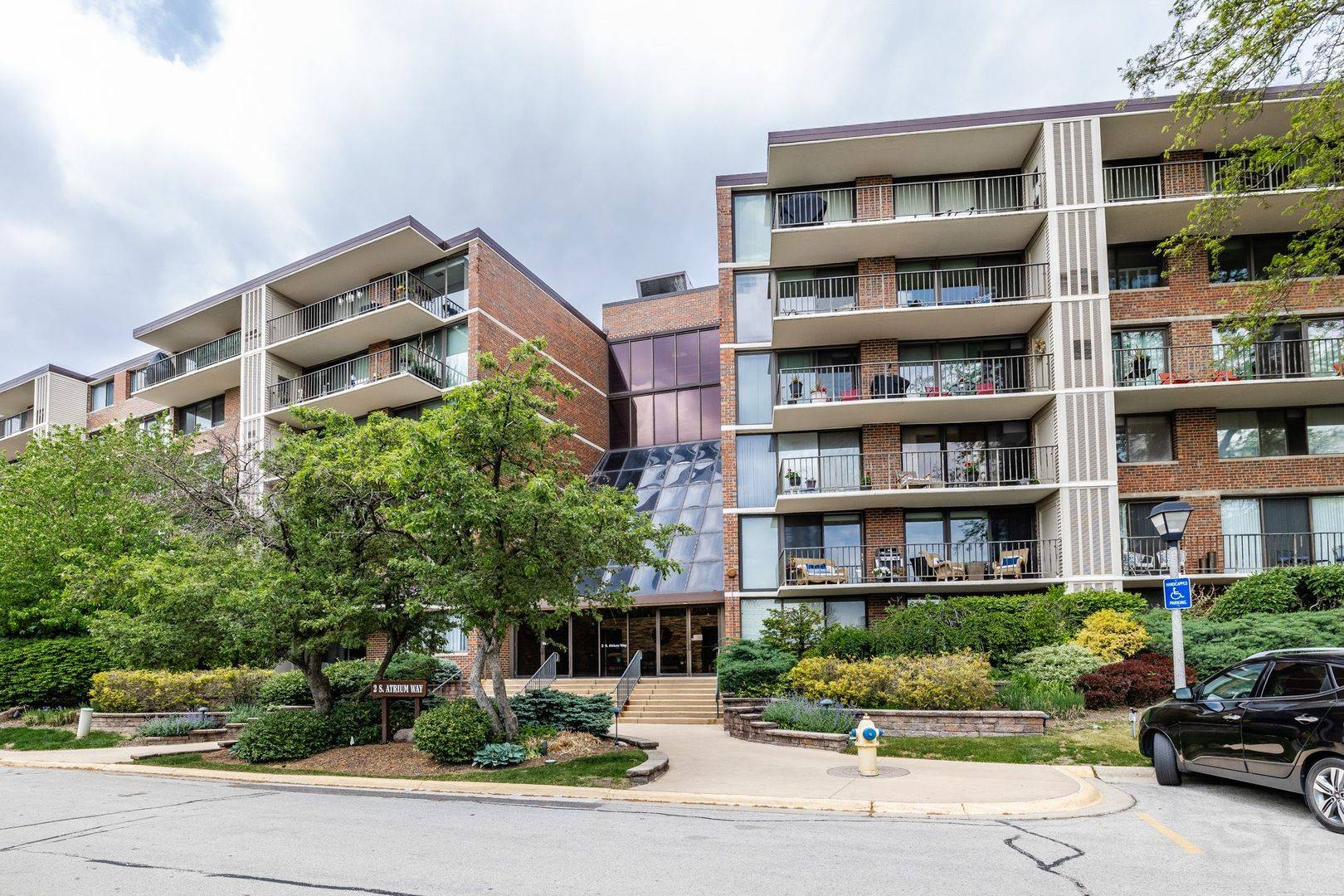 2 S Atrium WAY #301, Elmhurst, IL 60126