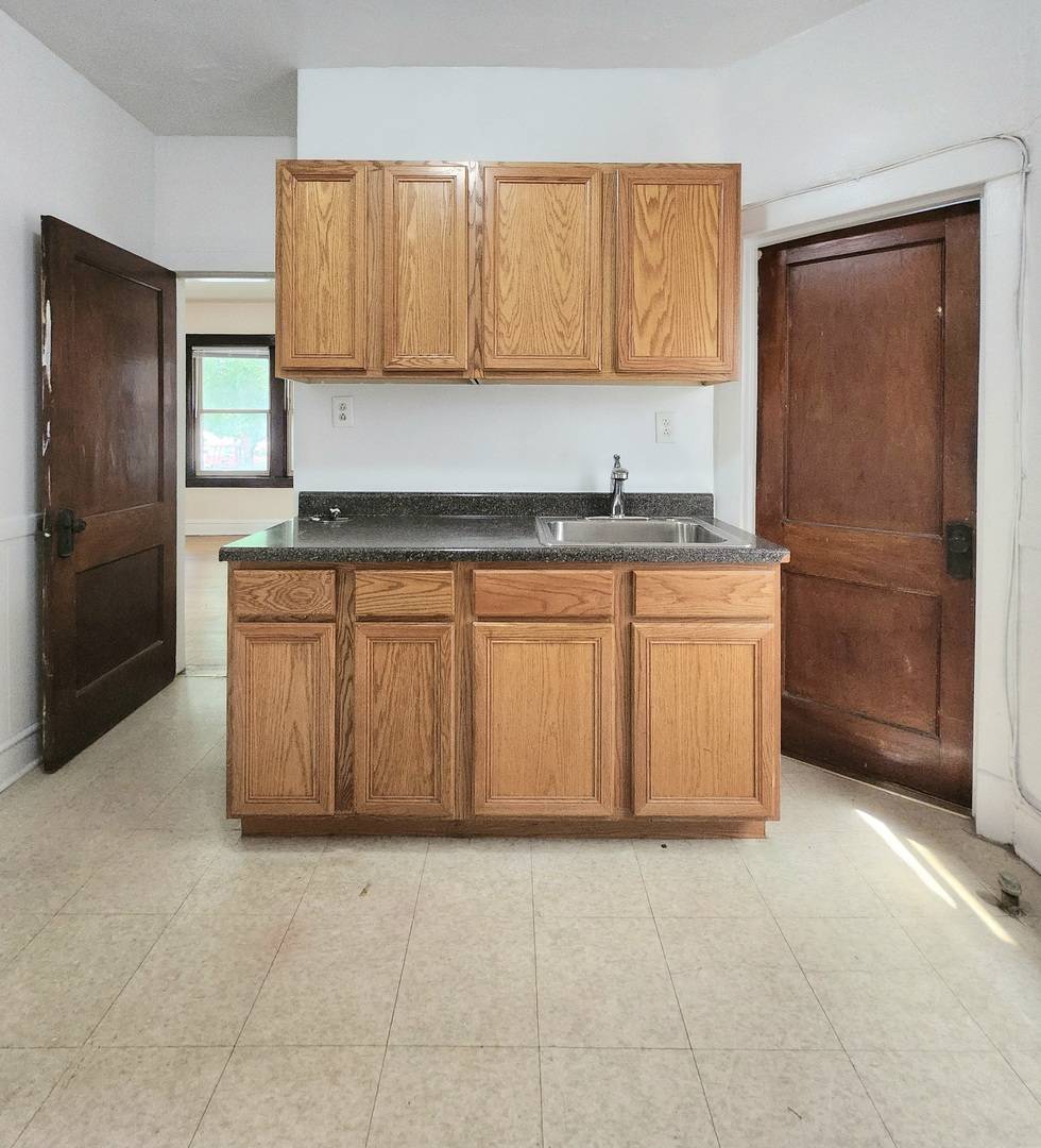 Chicago, IL 60641,4901 W Cullom AVE #1