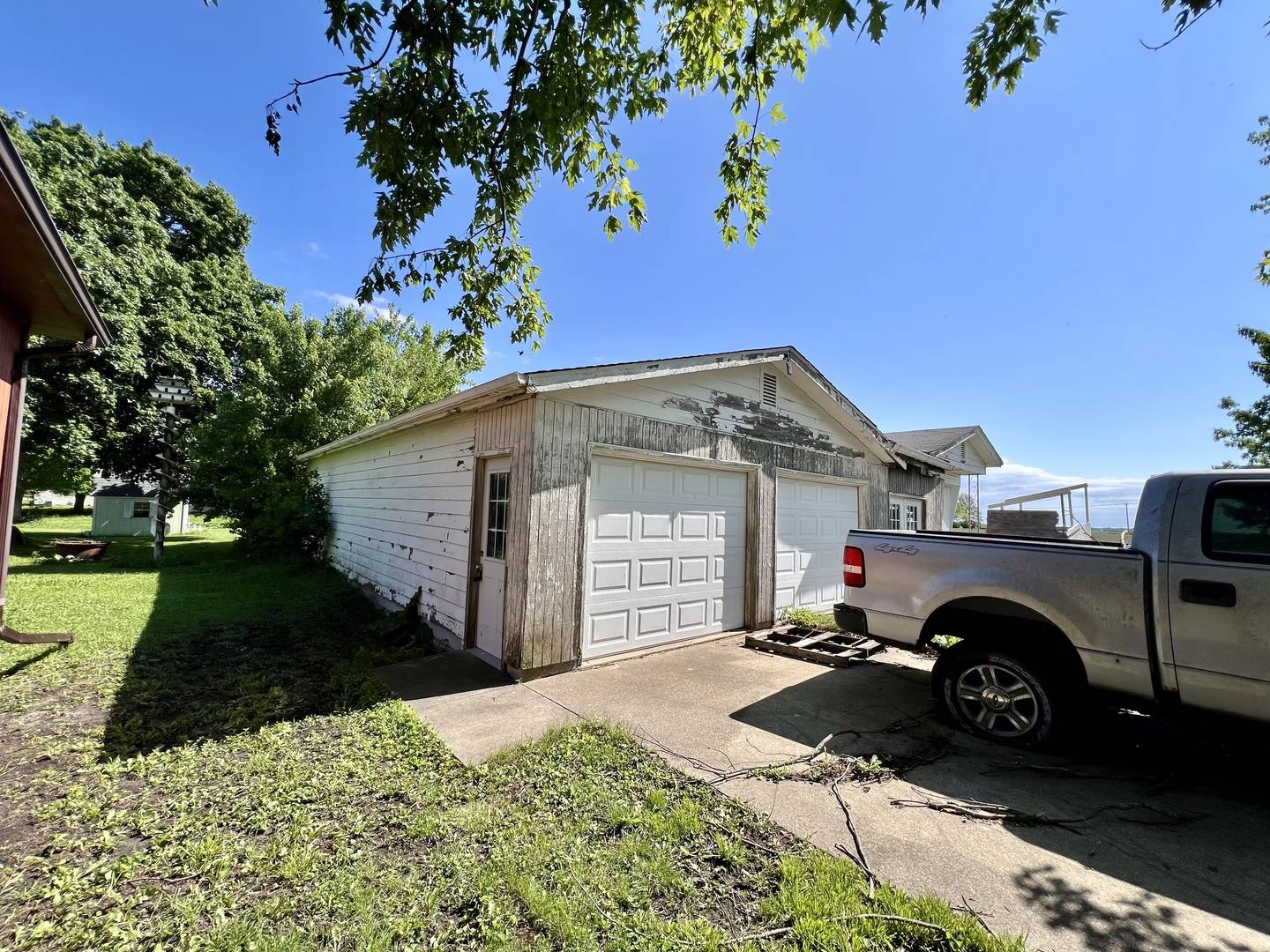 Roberts, IL 60962,206 E Maple ST