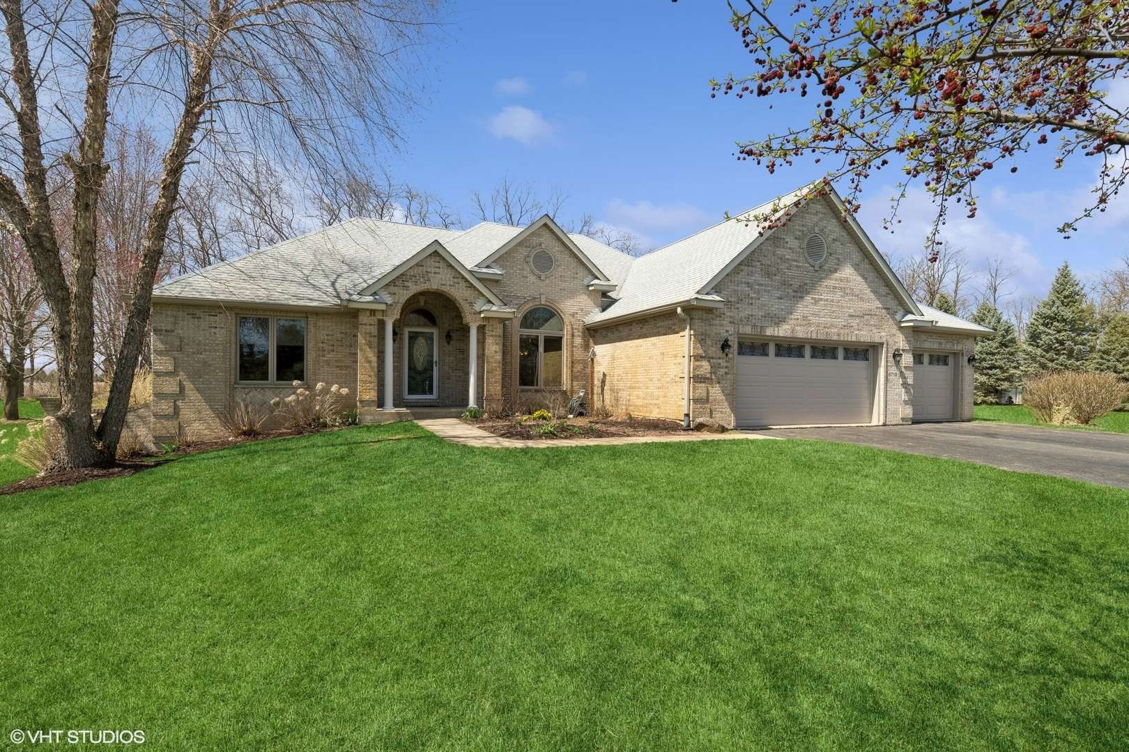 6719 W Applewood LN, Spring Grove, IL 60081