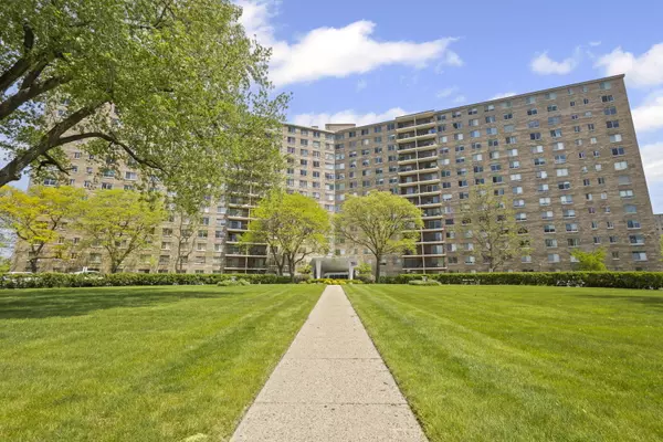 Chicago, IL 60645,7141 N Kedzie AVE #111