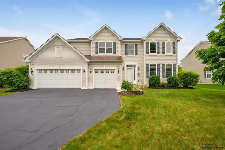 231 Valencia Pkwy, Gilberts, IL 60136