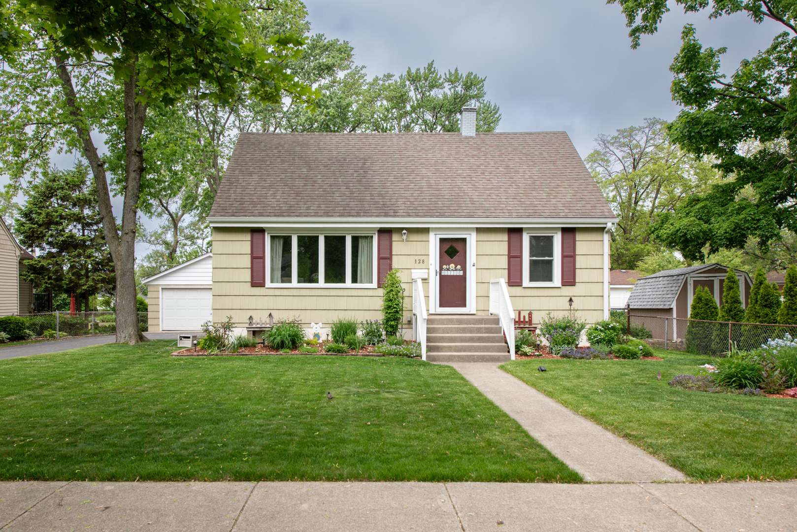 128 Roslyn RD, Westmont, IL 60559