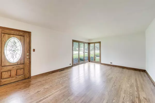 Arlington Heights, IL 60004,828 N Fernandez AVE