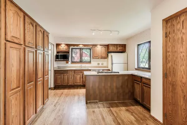 Arlington Heights, IL 60004,828 N Fernandez AVE