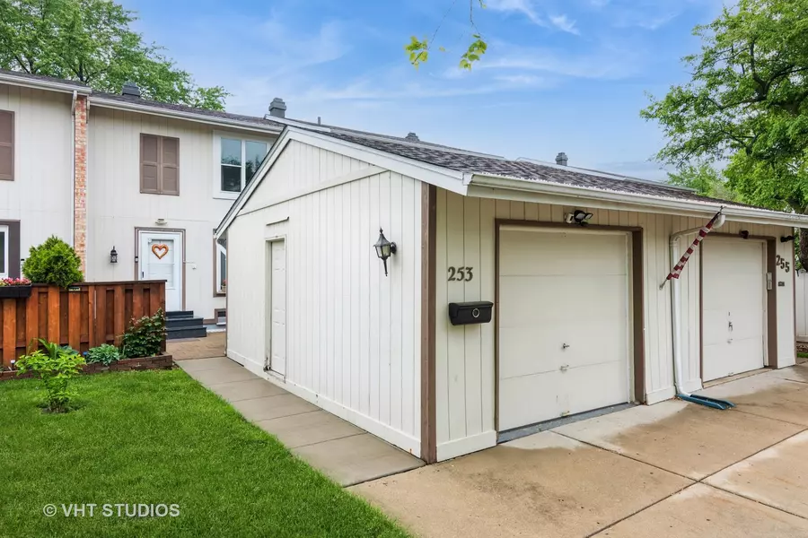 253 Edgewater DR, Bloomingdale, IL 60108