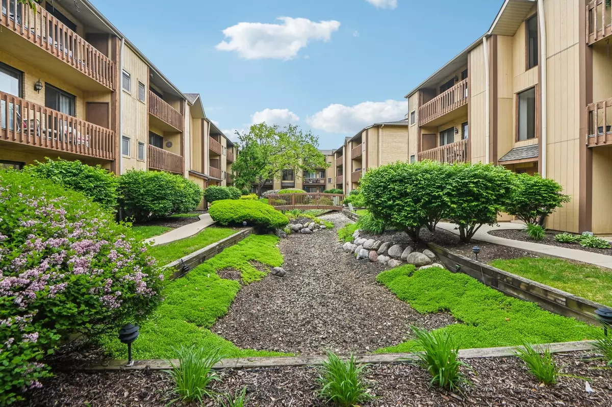Naperville, IL 60540,111 Olesen DR #3F
