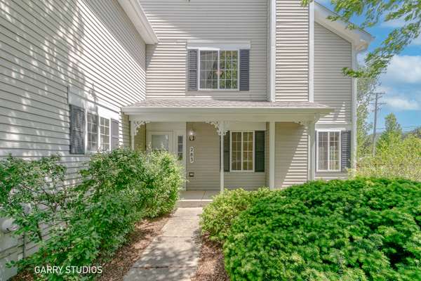 283 Sandhurst LN,  South Elgin,  IL 60177