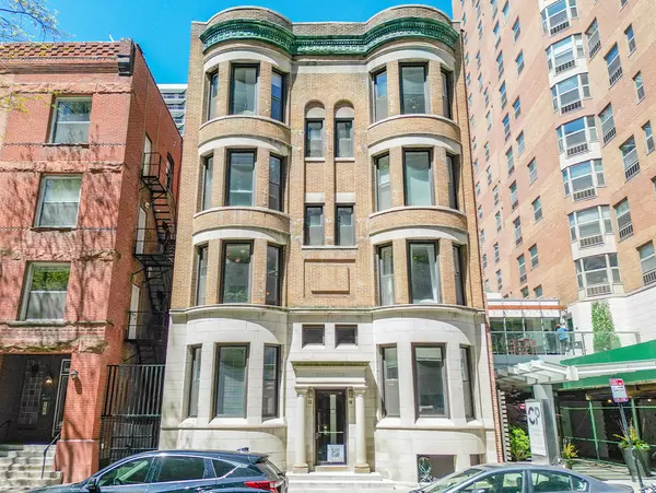 10 W Chestnut ST, Chicago, IL 60610