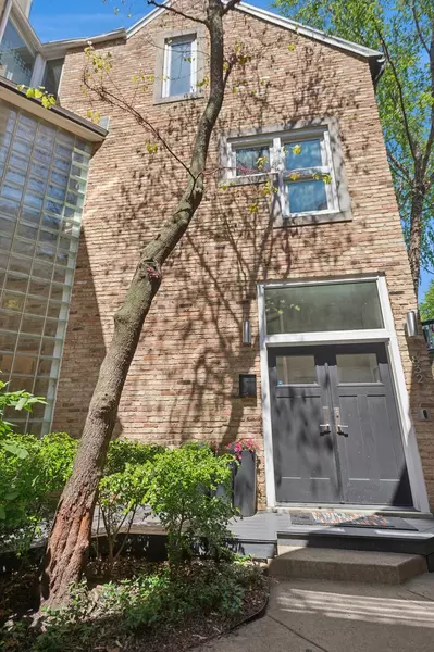 832 W Wolfram ST, Chicago, IL 60657