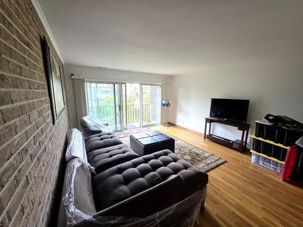 Skokie, IL 60076,4710 RUSSETT LN #201