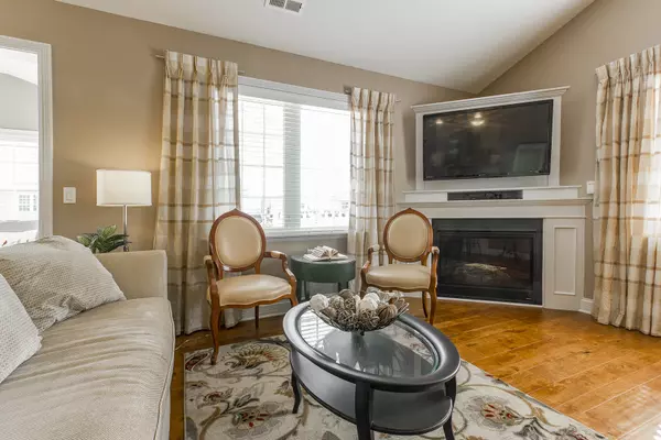 Sycamore, IL 60178,2164 Waterbury LN W #2164