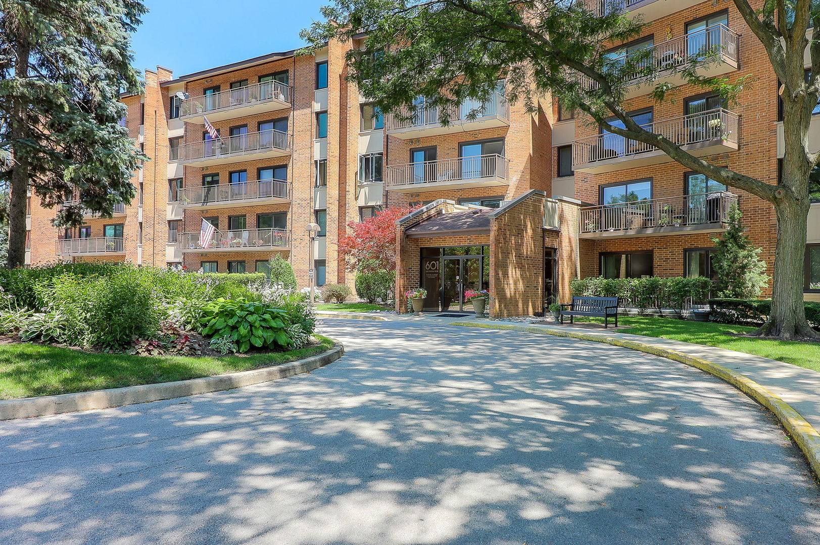 601 Lake Hinsdale DR #411, Willowbrook, IL 60527