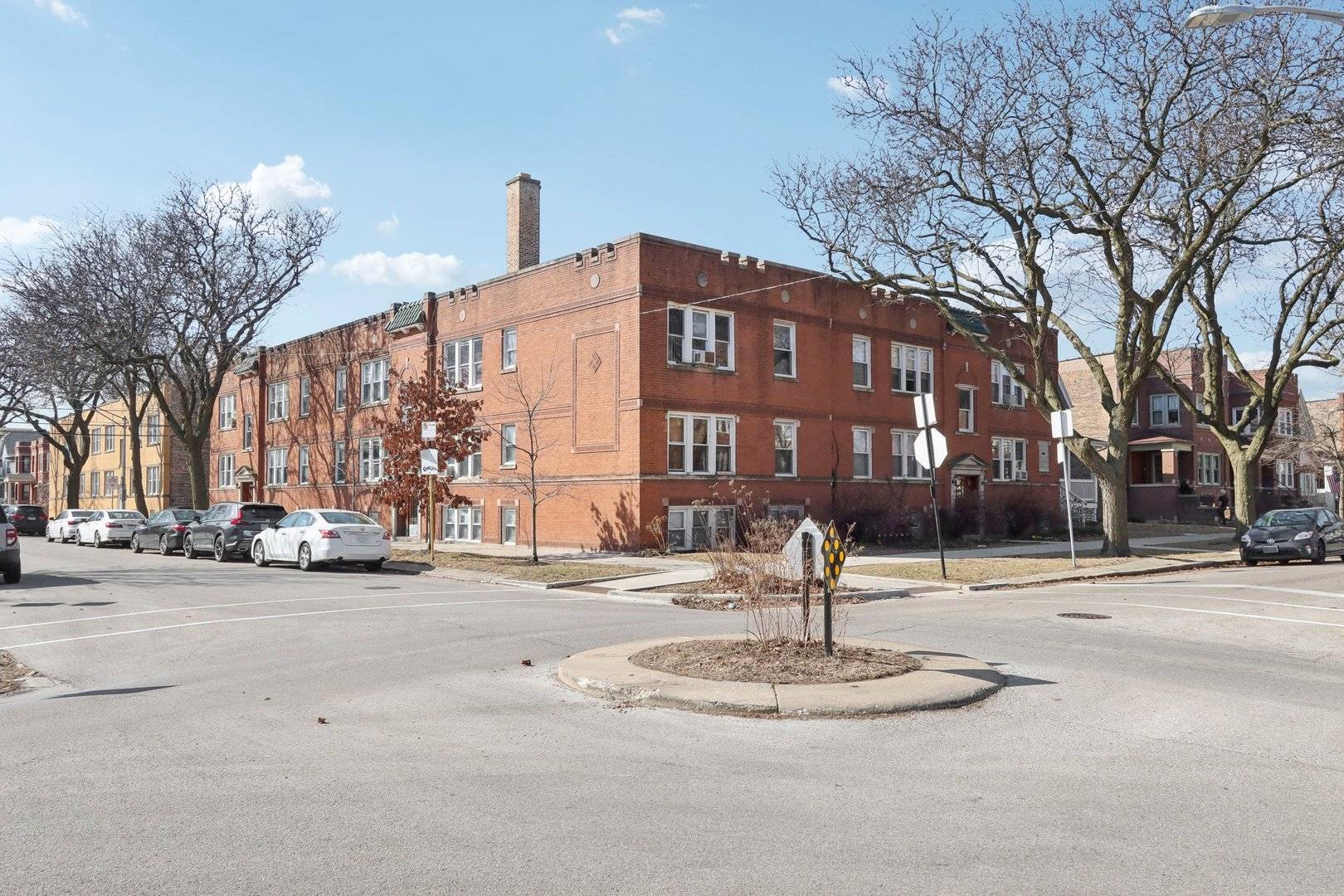 Chicago, IL 60618,3524 N Lawndale AVE #1G