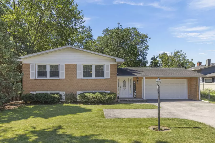 573 Maple AVE, Lisle, IL 60532