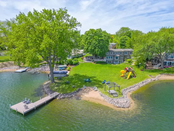 912 Sandstone DR, Libertyville, IL 60048