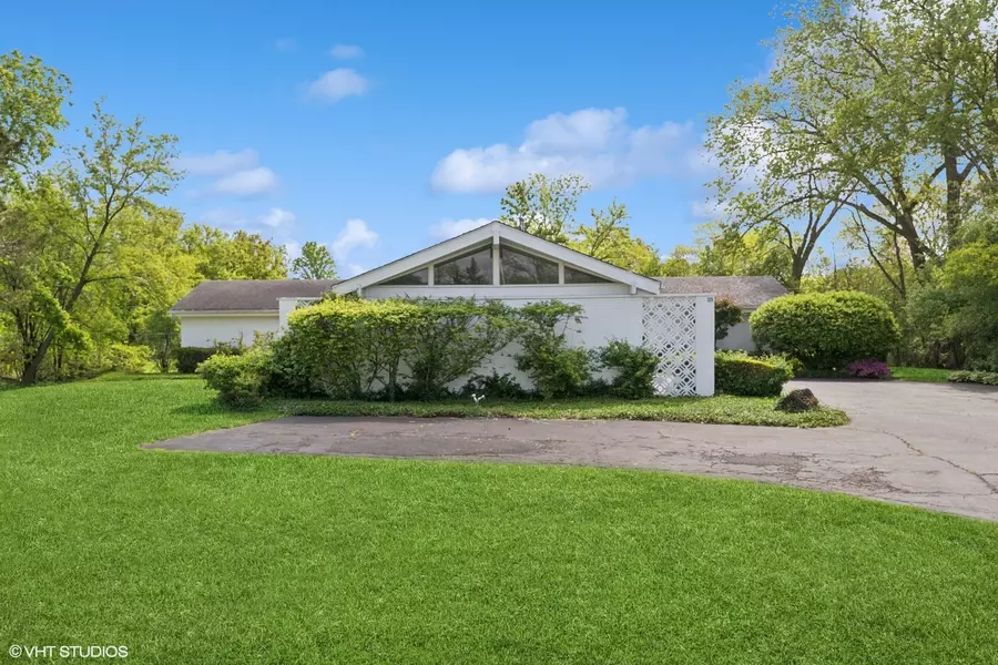 325 Seven Pines CIR, Highland Park, IL 60035