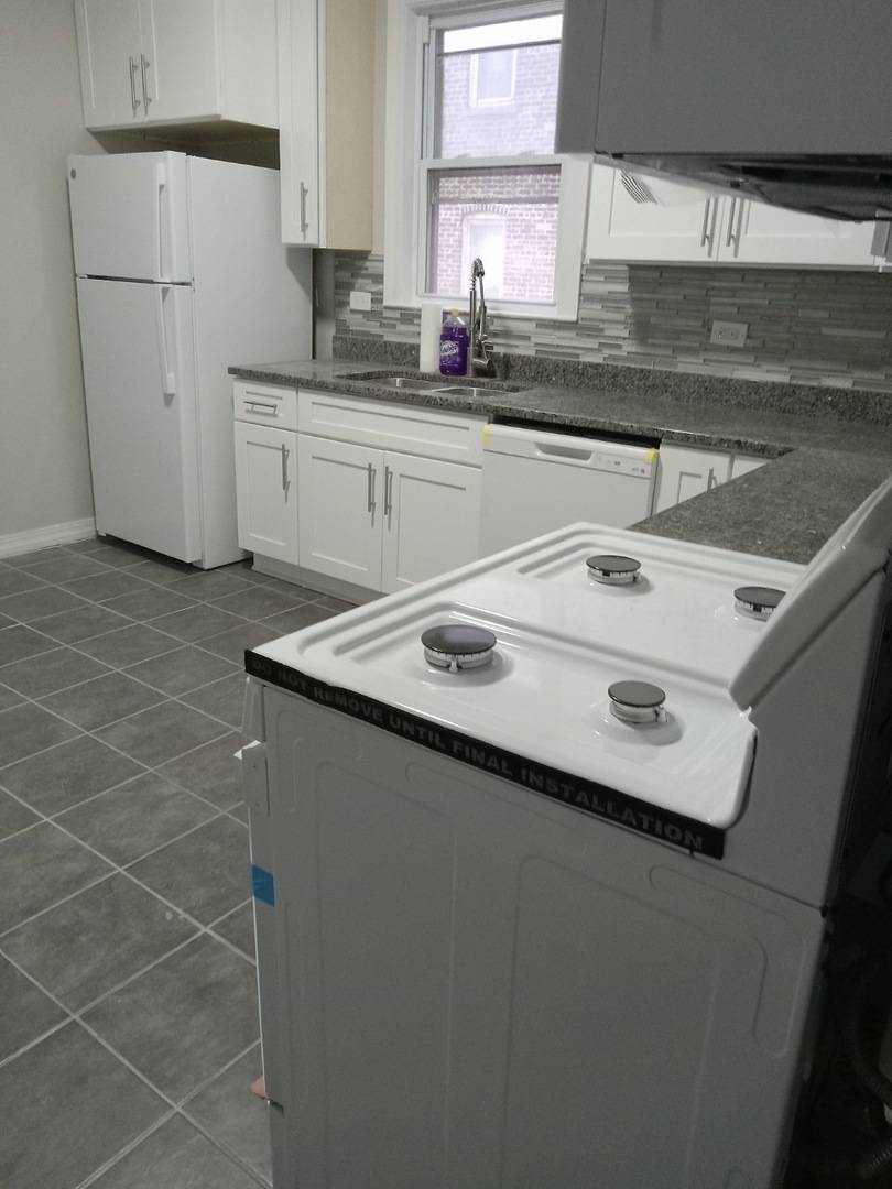 Chicago, IL 60617,9611 S Avenue L AVE #2