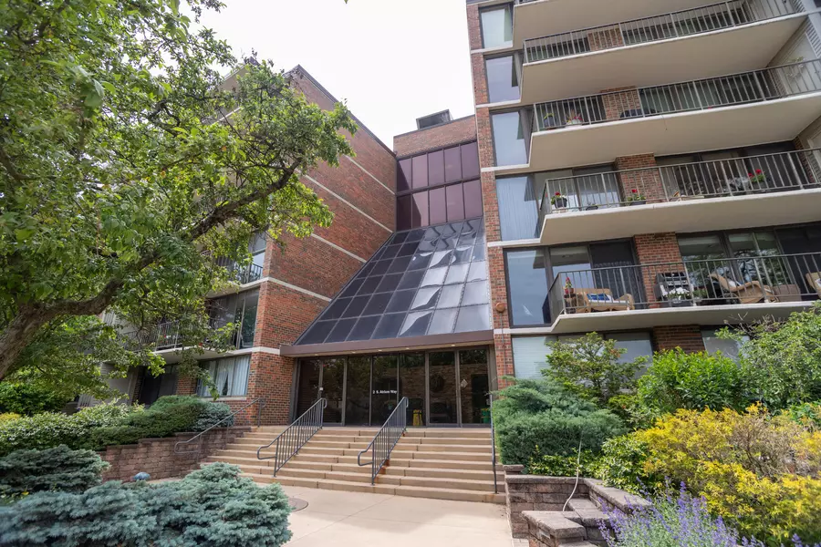 2 S Atrium WAY #208, Elmhurst, IL 60126