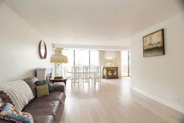 Elmhurst, IL 60126,2 S Atrium WAY #208