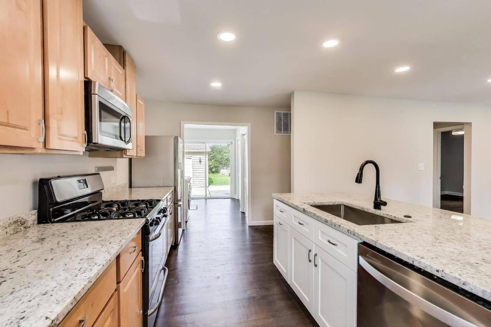Arlington Heights, IL 60004,950 N HADDOW AVE